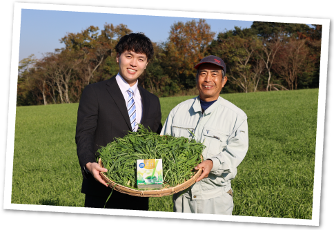 右:大麦若葉の生産者 長井さん/左:世田谷自然食品担当者